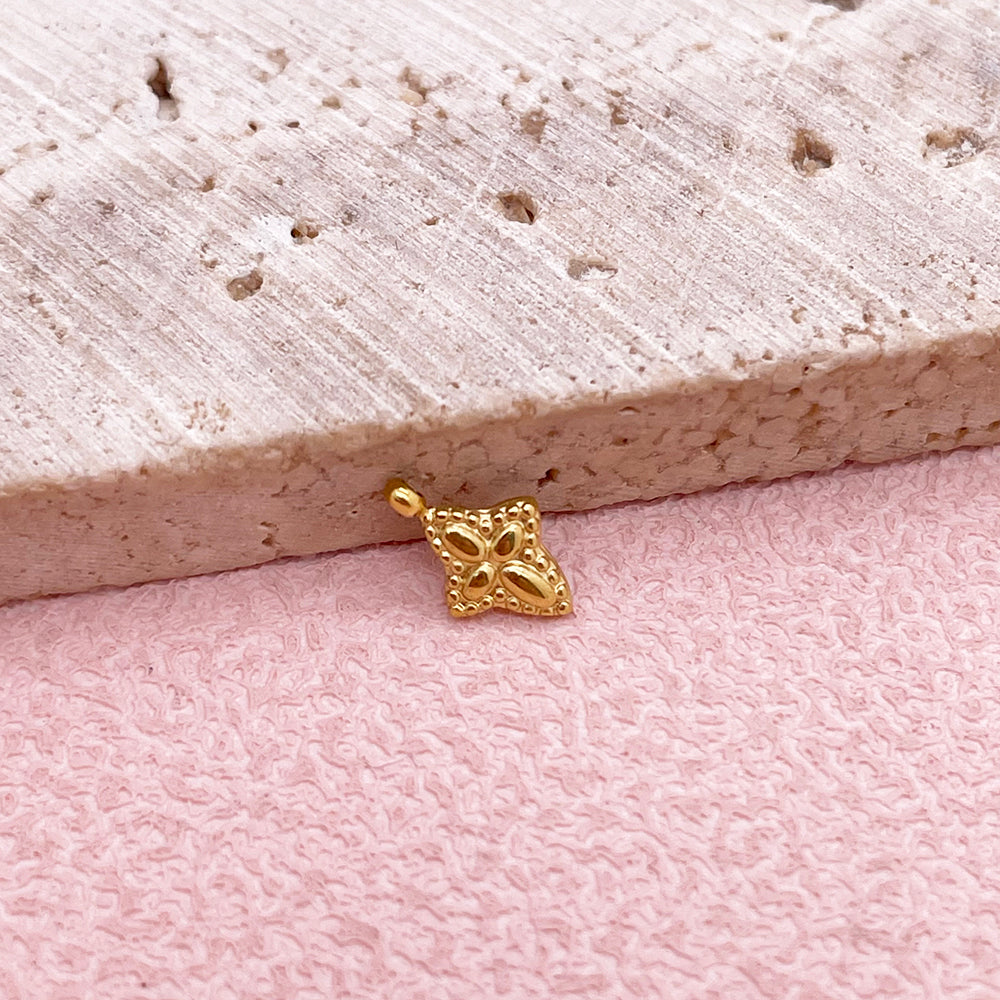 0560 Four pointed star charm