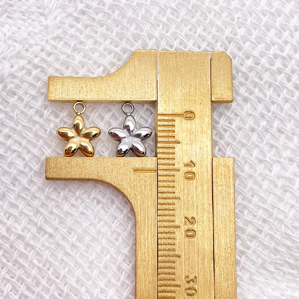 0989 8mm Flower charm