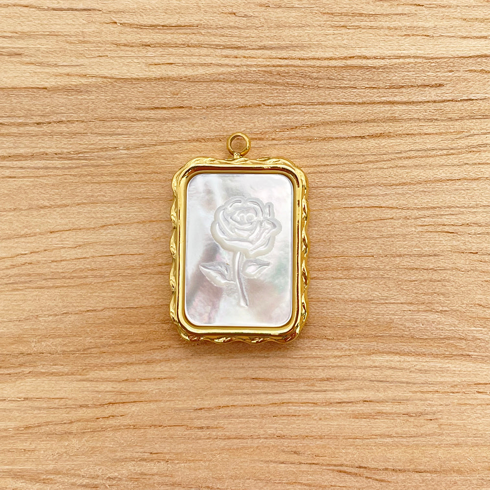 2779 Flower shell charm