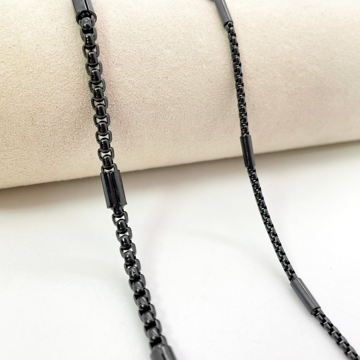 C1609 Square pearl pipe black chain