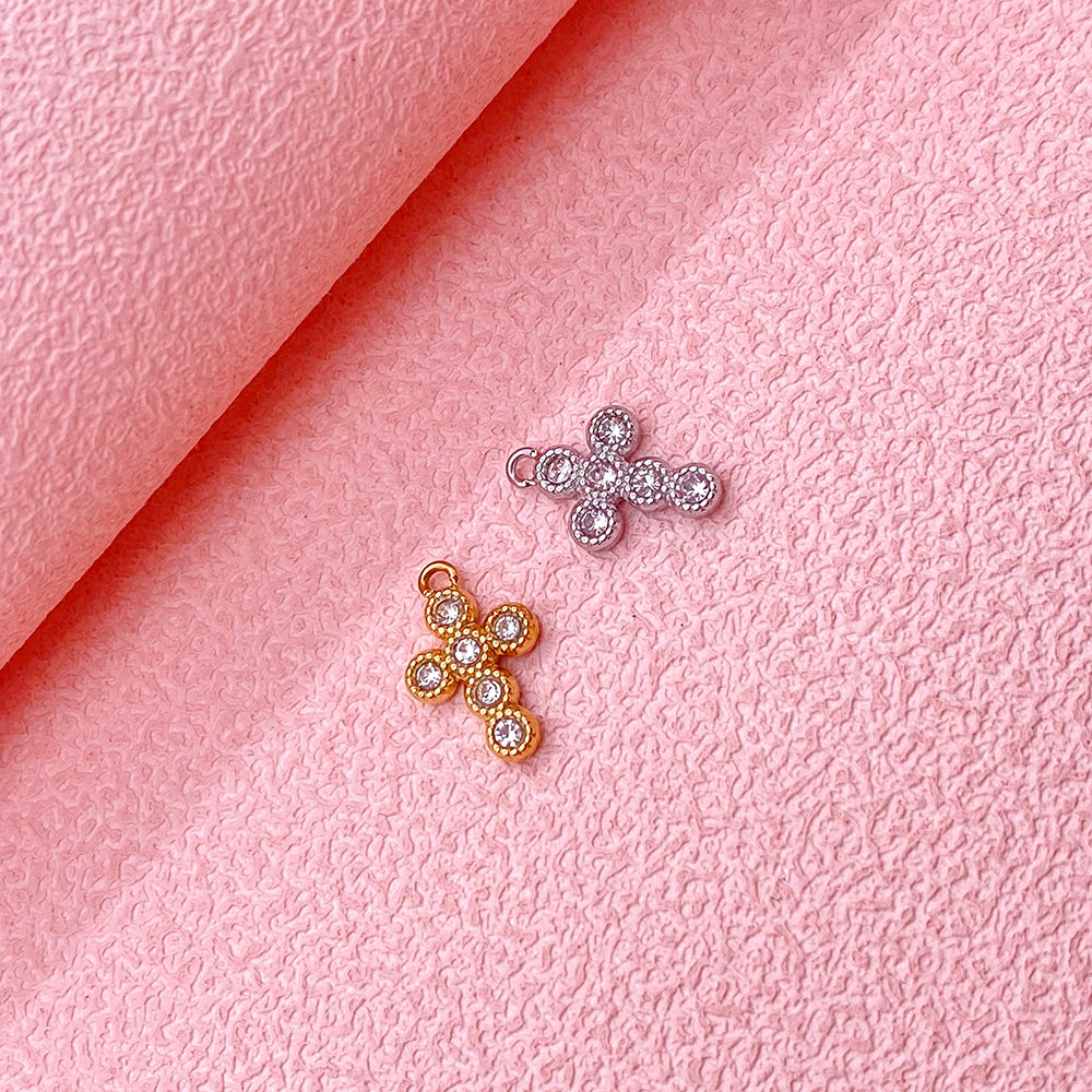 5735 Cross charm