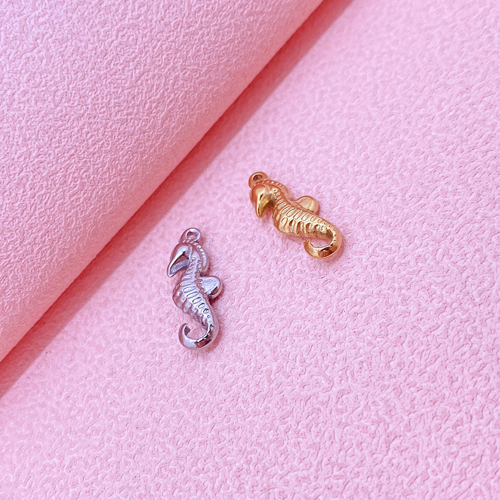 PC745 Sea horse charm