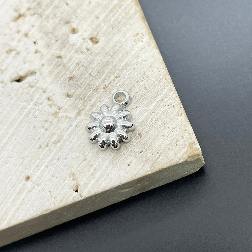 13112 Tiny Flower Charm